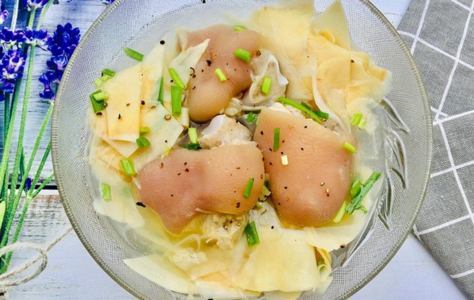 Thực đơn hàng ngày: Canh chân giò hầm măng tươi