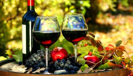 Bật mí cho bạn cách trẻ hóa và dưỡng trắng da chỉ với 1 ly rượu vang nhỏ