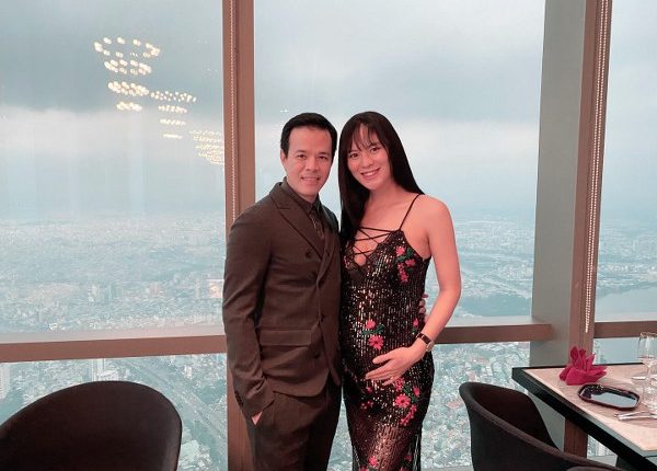 Sang Lê tổ chức sinh nhật cho ông xã tại nhà hàng sang trọng