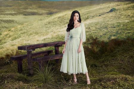 Trương Quỳnh Anh thanh lịch với thời trang công sở