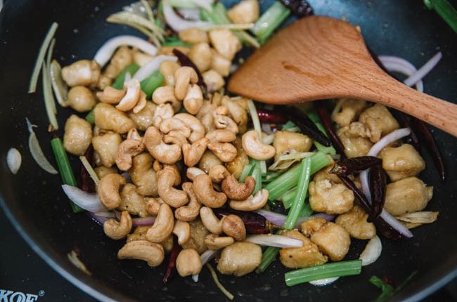 Thực đơn hàng ngày: Gà xào hạt điều