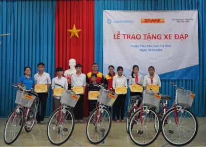 DHL Express trao tặng 50 chiếc xe đạp cho các em học sinh khó khăn tại Trà Vinh