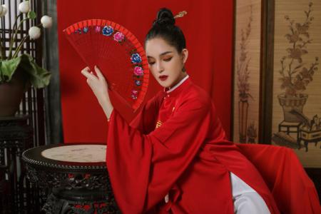 Hoàng Anh tái hiện trang phục cổ trong bộ ảnh thời trang mới