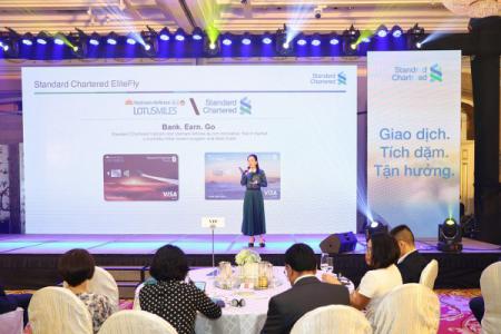 Vietnam Airlines và Standard Chartered Việt Nam ra mắt tài khoản ngân hàng tích lũy dặm bay