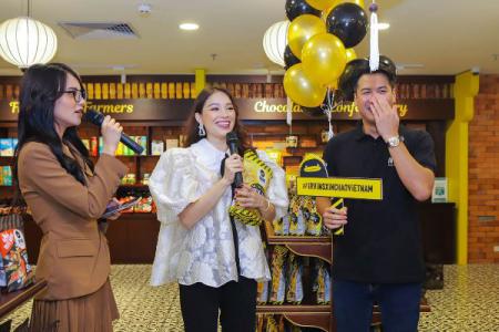 Phillip Nguyễn cùng Linh Rin mang da cá trứng muối Irvins ra Hà Nội