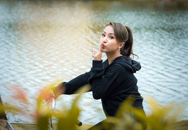 Vân Hugo được chồng ghi lại những khoảnh khắc hạnh phúc trong căn biệt thự trắng