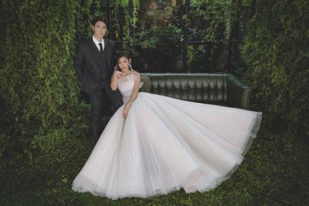 Vợ chồng Chúng Huyền Thanh diện trang phục cô dâu, chú rể