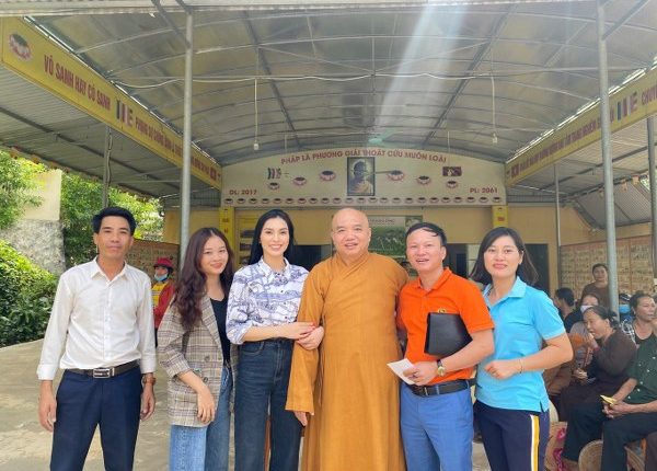 Nhà báo Phạm Ngọc Đoá cùng MC Kim Huyền Sâm đẩy thuyền cứu trợ bà con Hà Tĩnh