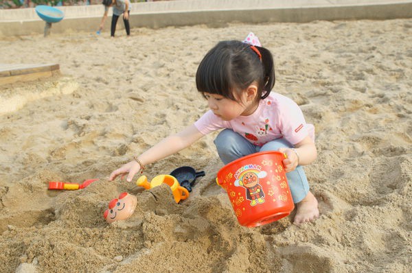 Sự khác biệt của trẻ ra ngoài chơi đối với trẻ ở nhà là gì?