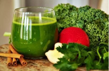 Nước ép cải xoăn giúp da đẹp và dáng thon vô cùng