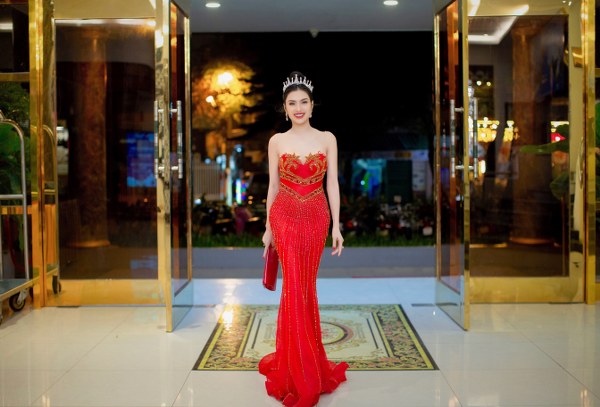 MC Kim Huyền Sâm trao vương miện cho tân Hoa khôi cuộc thi 