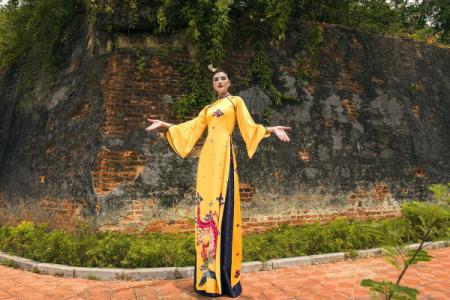 Siêu mẫu Tuyết Trần khoe đường cong hoàn hảo trong áo dài Nhật Dũng