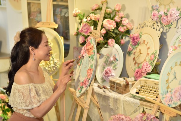 Nghệ sĩ Giáp Vân Khanh mang môn nghệ thuật lãng mạn và kỳ ảo tới giới trẻ Việt