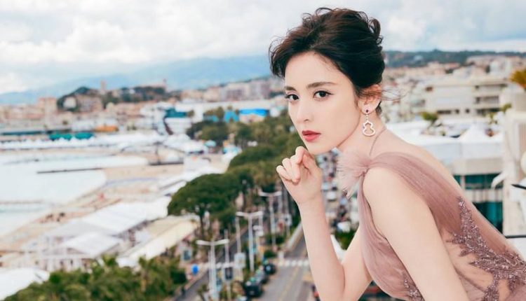 Đàn bà khôn ngoan chỉ đánh phấn không đánh ghen