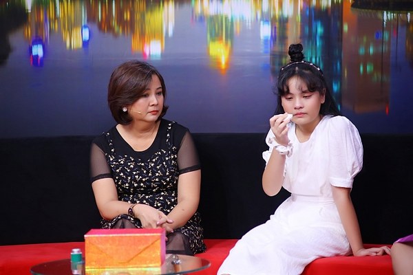 Cô bé luôn cảm thấy buồn và đơn độc trong gia đình