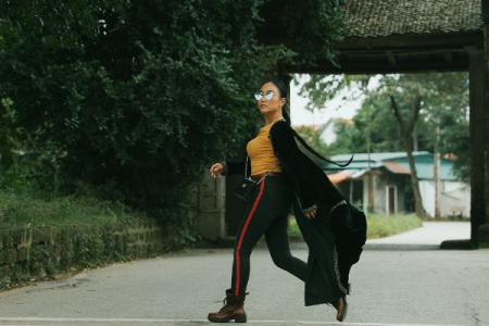 Đoan Trang trải nghiệm du lịch ở làng cổ Đường Lâm