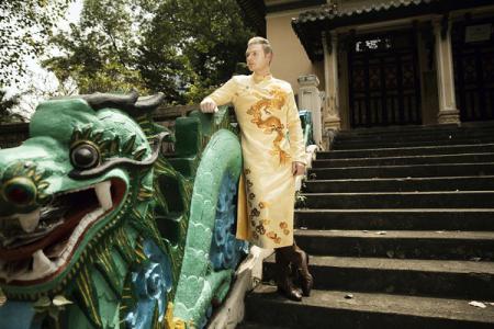 Kyo York thể hiện tình cảm với trang phục truyền thống Việt Nam