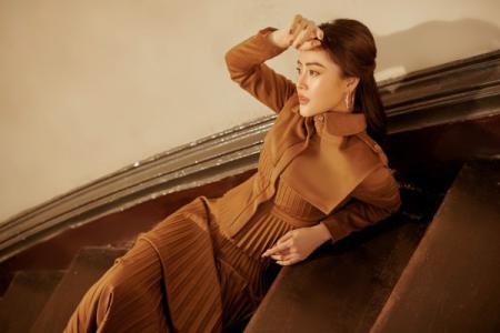 Á hậu Lý Kim Thảo đón lạnh ở Hà Nội