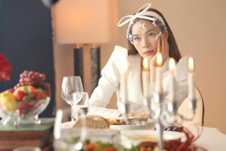 Mỹ Tâm thay 12 bộ trang phục trong MV 