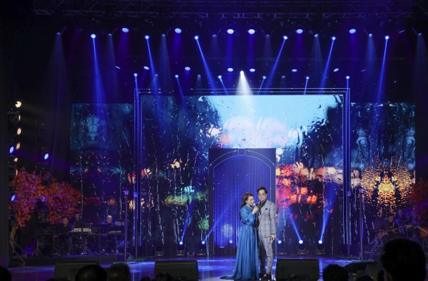 Đạo diễn Vạn Nguyễn ghi ơn nhạc sĩ Lam Phương trong đêm nhạc tại Hạ Long