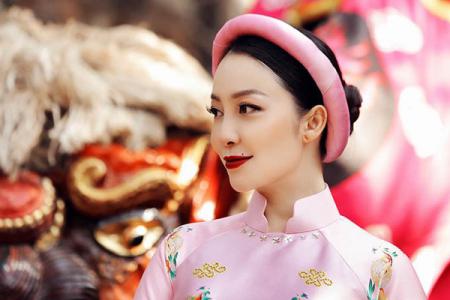 Linh Nga nổi bật với áo dài 