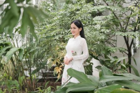 Thanh Trúc 9X tao nhã với áo dài họa tiết hoa sen