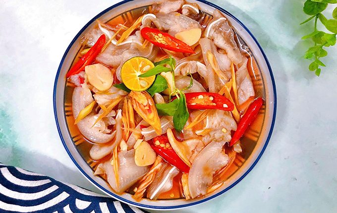 Thực đơn hàng ngày: Tai heo ngâm mắm tắc