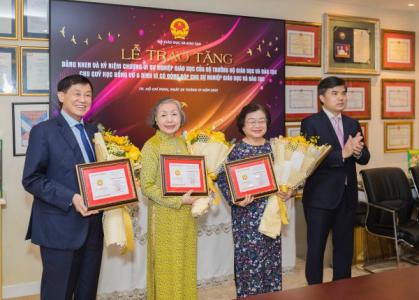 Quỹ học bổng Vừ A Dính nhận bằng khen và kỷ niệm chương 