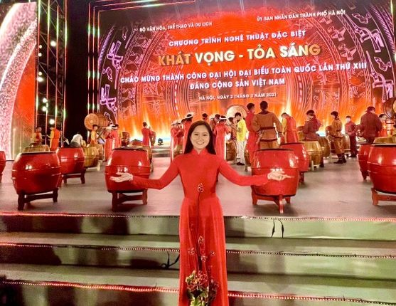 Ca sĩ Cẩm Loan: Tự hào khi được hát ca khúc mừng Đảng, mừng Xuân