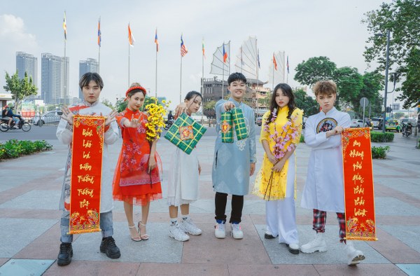 P336 và O2O Girl Band 