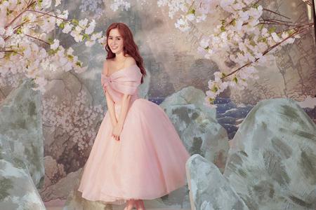 Phan Ngọc Hân nữ tính với váy xoè