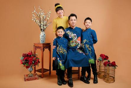 Gia đình Đăng Khôi – Thuỷ Anh diện áo dài mừng xuân mới