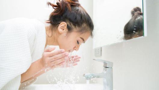 Phương pháp rửa mặt 4 – 2 – 4 lấy lại sức sống cho làn da căng mướt