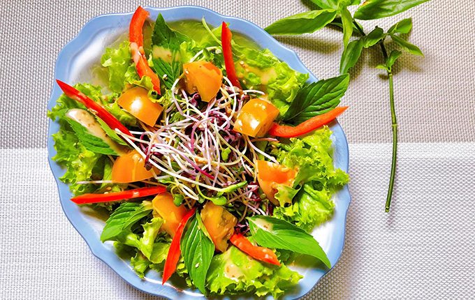 Thực đơn hàng ngày: Salad rau mầm sốt mè rang