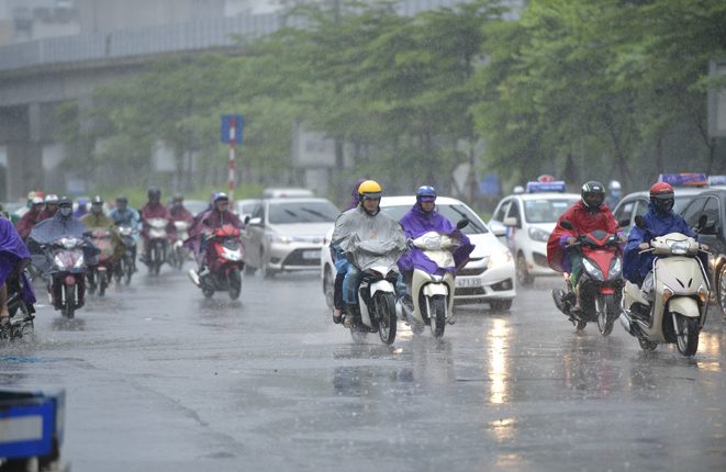 Dự báo thời tiết ngày 18/4/2021: Cả nước mưa giông sầm sập, nguy cơ lốc, sét