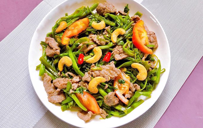 Thực đơn hàng ngày: Nộm rau muống thịt bò hạt điều