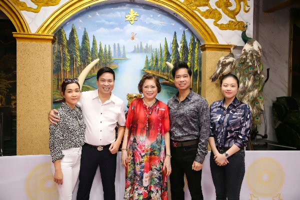 Mẹ danh ca Ngọc Sơn hạnh phúc khi cùng con trai đi làm việc thiện