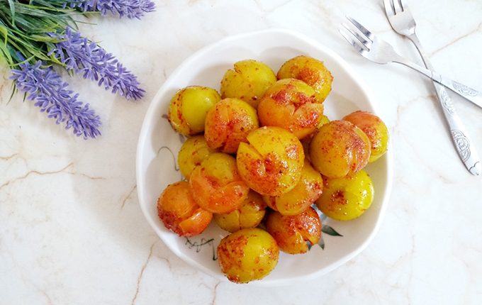 Thực đơn hàng ngày: Mận lắc muối ớt