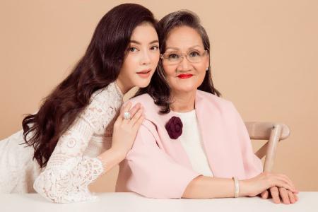Lý Nhã Kỳ chụp ảnh cùng mẹ