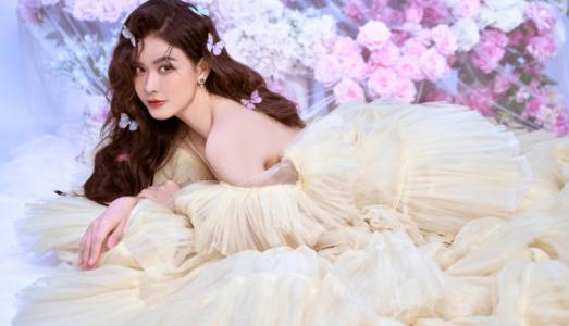 Trương Quỳnh Anh hóa công chúa khoe lưng trần