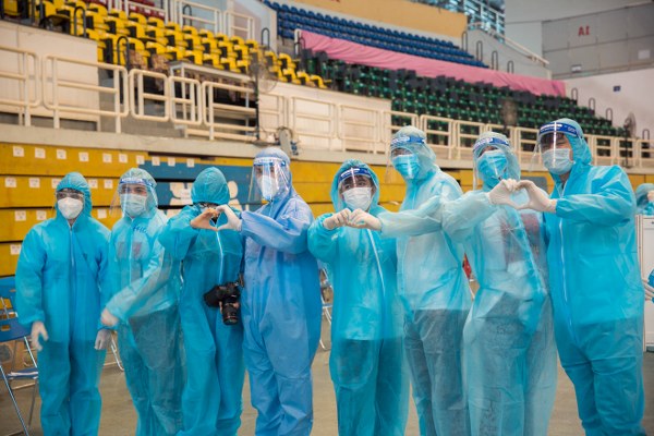 Sao Việt làm tình nguyện viên phòng chống dịch Covid-19