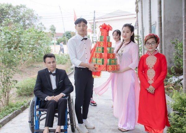 Tình yêu giản dị của mẹ đơn thân và chàng trai ngồi xe lăn