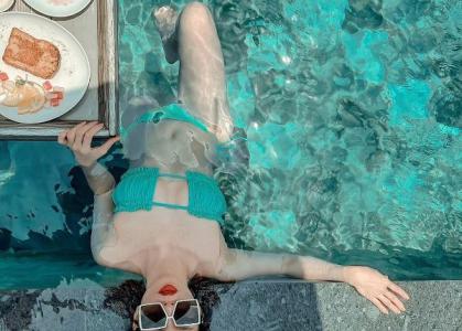 Lệ Quyên chăm khoe hình thể từ khi yêu tình trẻ