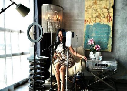 Mẹ con Hồng Nhung đàn hát, vẽ tranh ở nhà