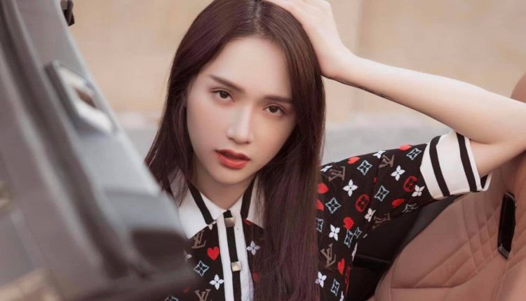 Hoa hậu Hương Giang đấu giá 900 triệu ủng hộ máy thở cho tuyến đầu chống dịch