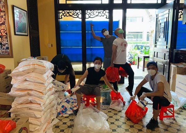 Huỳnh Đông – Ái Châu phụ Kim Thư chia đồ cứu trợ