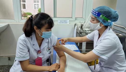 Sau tiêm vắc xin Covid-19, cần theo dõi bao lâu để biết mình an toàn