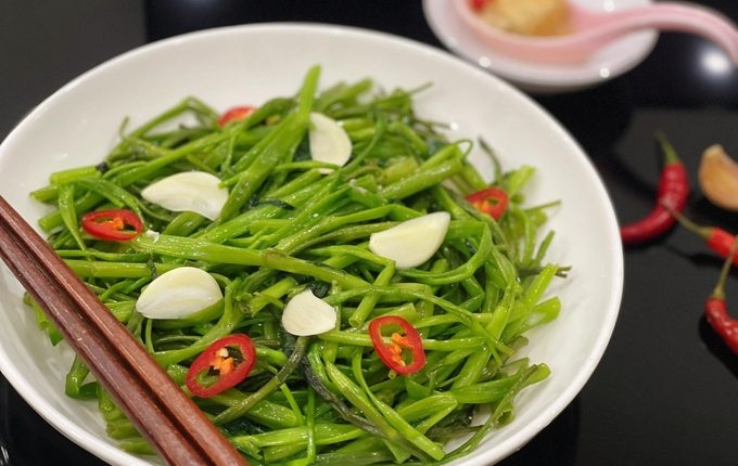 Thực đơn hàng ngày: Rau muống xào chao