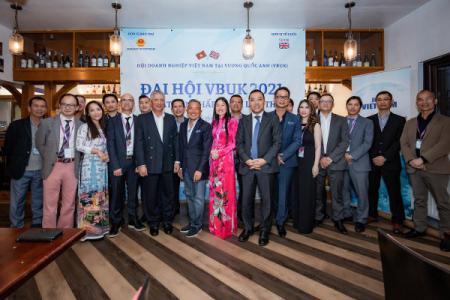 Doanh nghiệp Việt Nam tại Anh ủng hộ Quỹ phòng chống dịch Covid-19