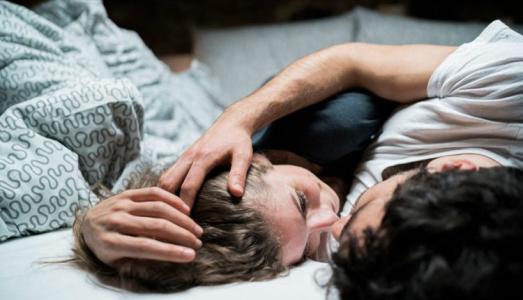 Sau tiêm vaccine COVID-19 có kiêng quan hệ tình dục không?